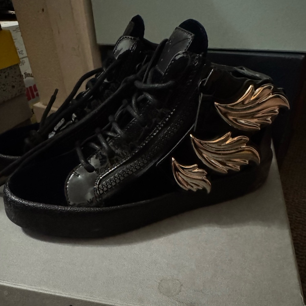 Stylish Black and Gold Men's Sneakers